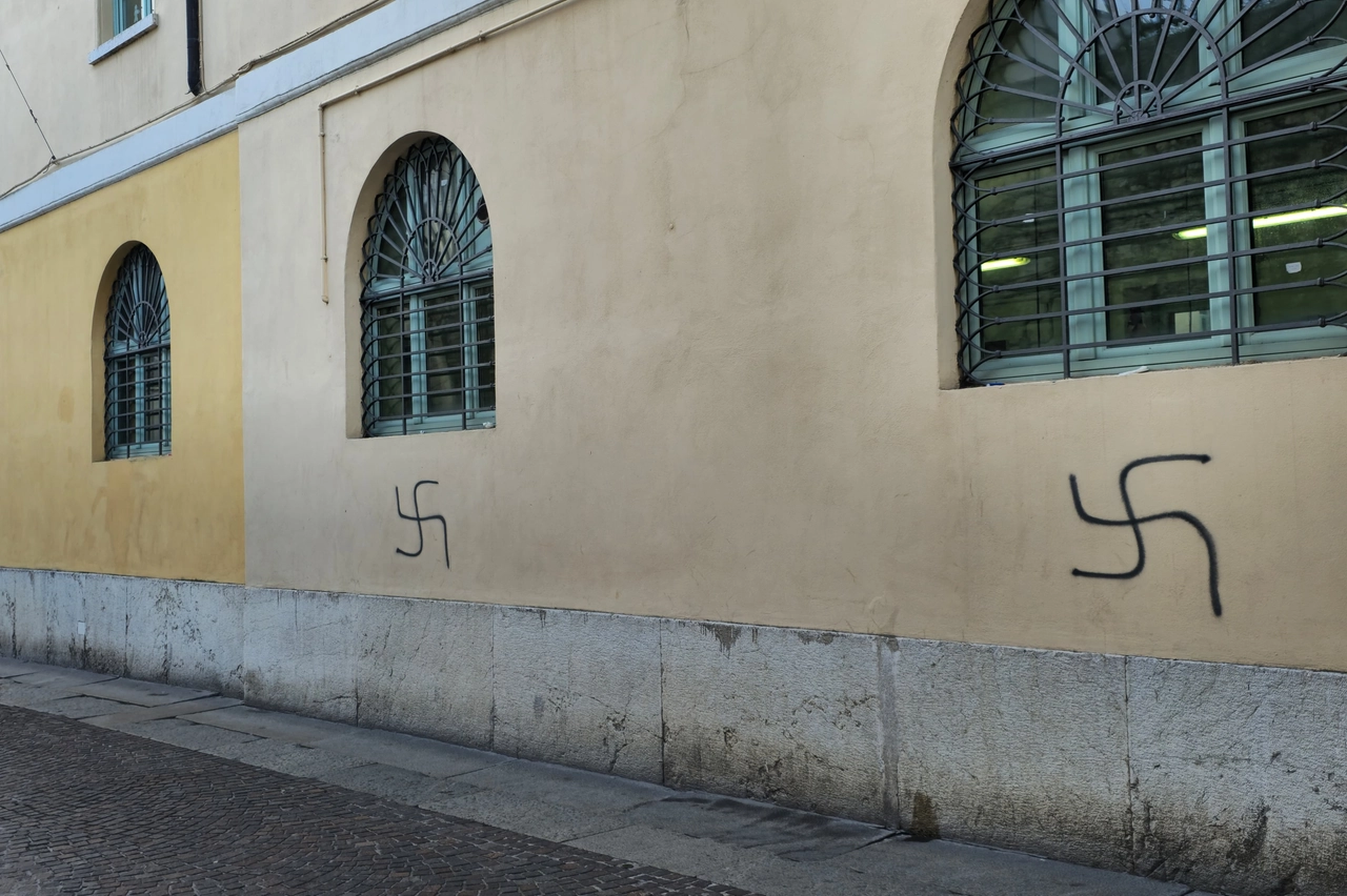 Le svastiche sul muro del liceo Gambara di Brescia