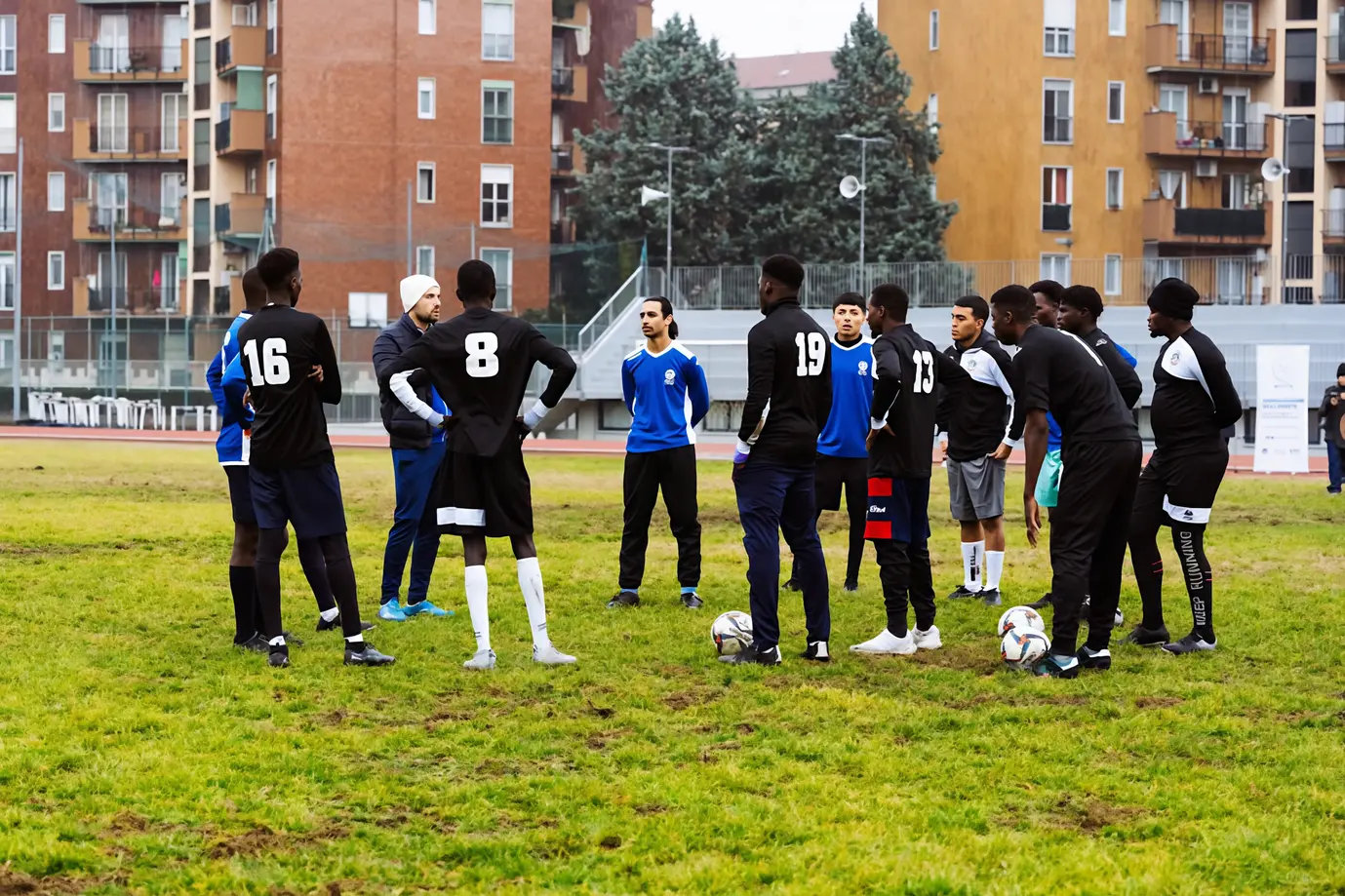 Il pallone e la resilienza. A Milano gol per rinascere . In campo il Real Refugees