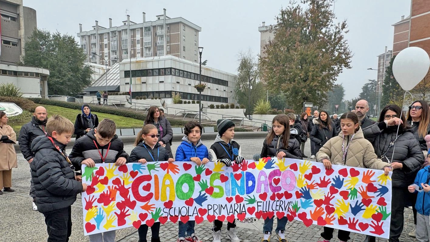 Palloncini bianchi volano in cielo. I bimbi di Rozzano: "Grazie sindaco"