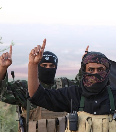 Come nasce un estremista: Refaei e le bandiere di Isis al figlio. “Devi imparare il credo a memoria”