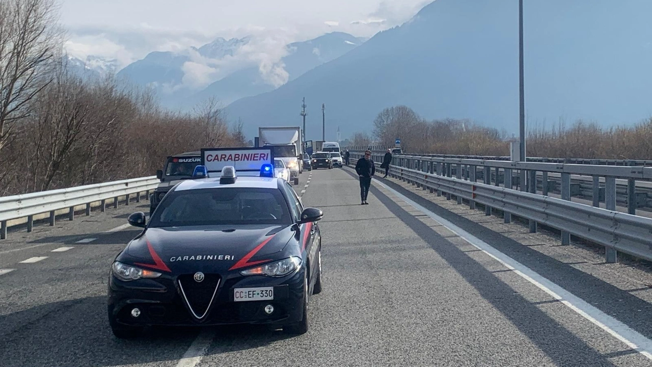 I carabinieri hanno bloccato la Statale per permettere ai sanitari il parto nella piazzola