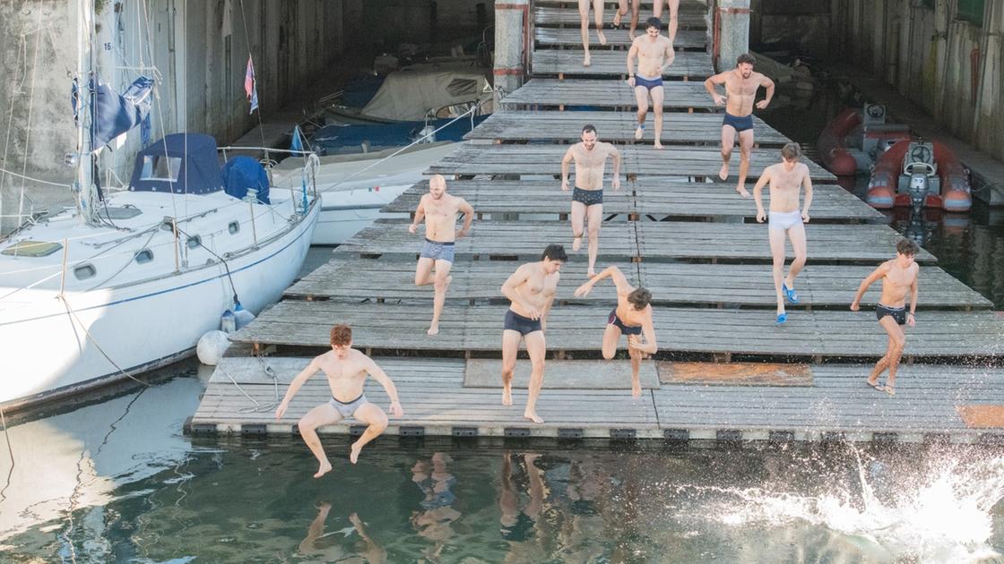 Coppa di Natale in Canottieri: la sfida a calcio e il video del tuffo nel lago