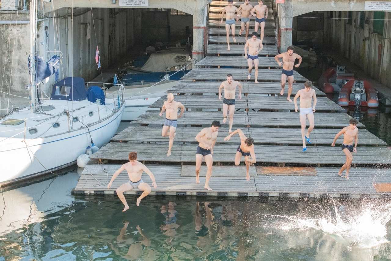 Il tuffo della squadra dei canoisti dalla darsena della Canottieri Lecco