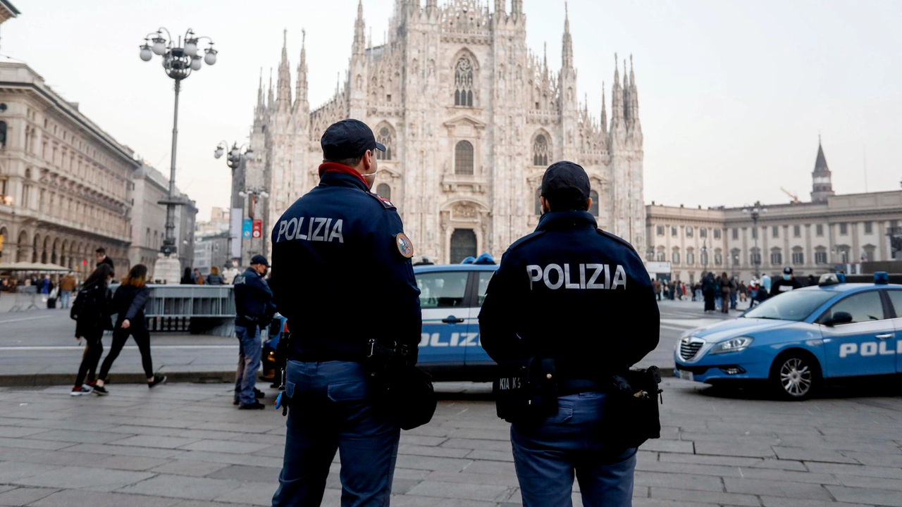 Agenti della Polizia di Stato in servizio in piazza Duomo a Milano