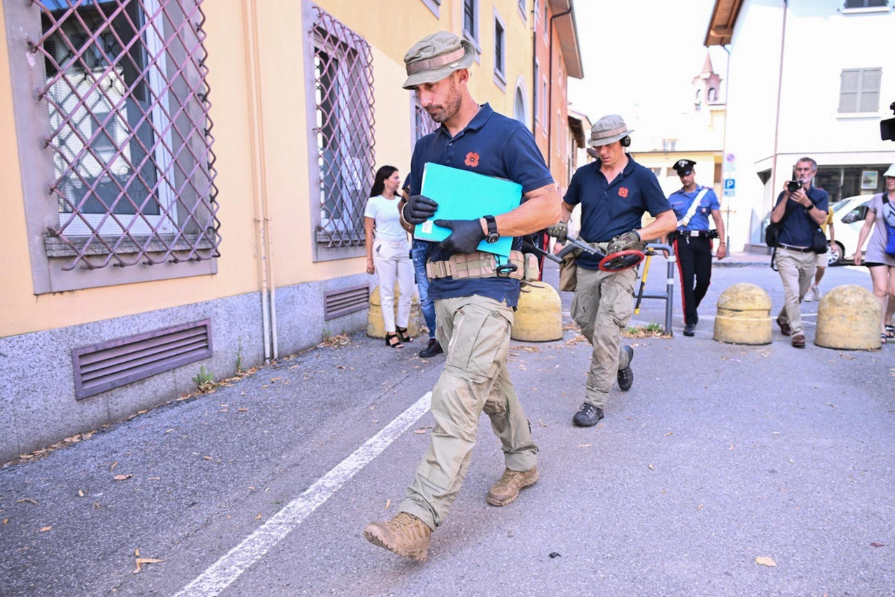 Paolo "Gibba" Campanardi a Terno d'Isola per la ricerca dell'arma che ha ucciso Sharon Verzeni (Ansa