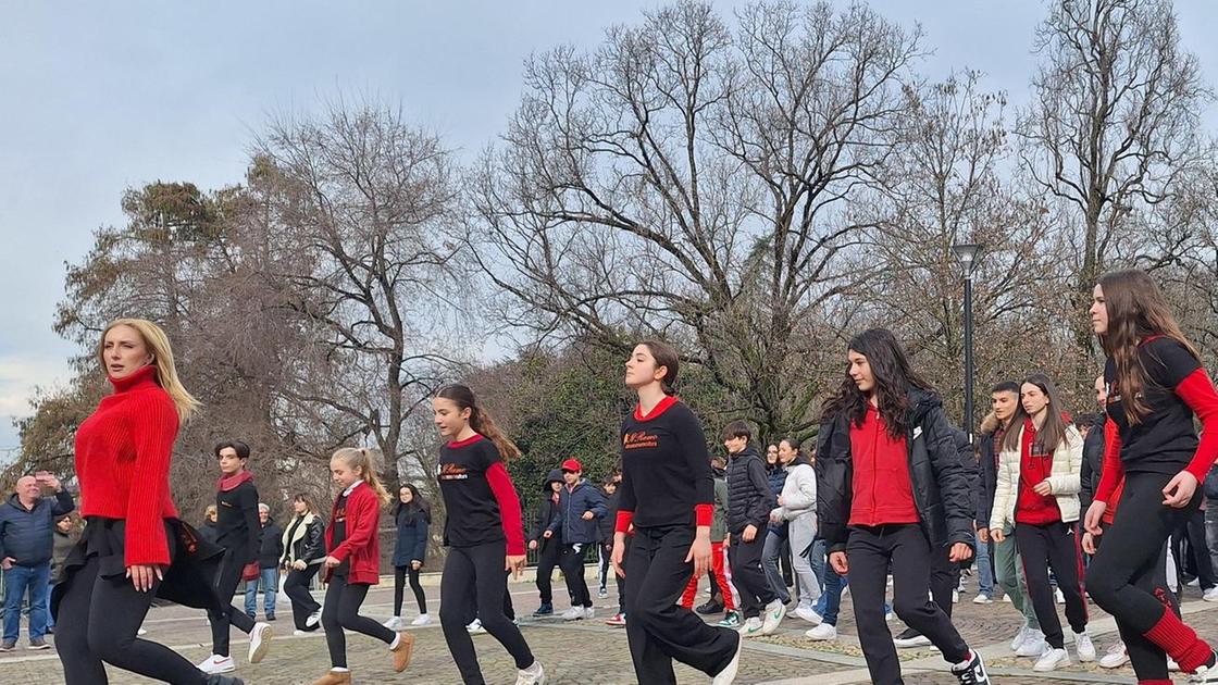 Flash mob giovani, alt ai femminicidi. Musica e danza in piazza Castello spezziamo le catene del patriarcato