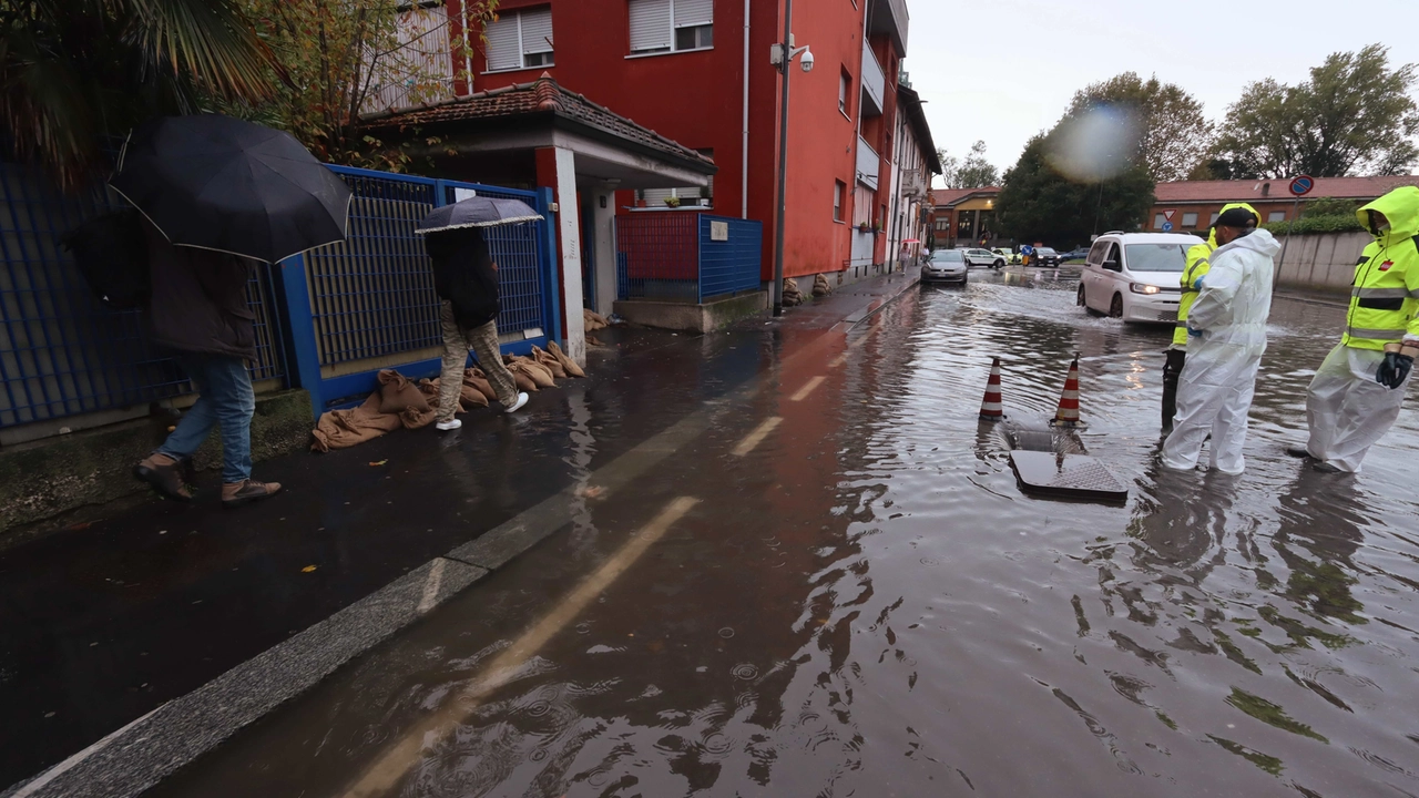 Previsioni meteo, sabato 26 ottobre forti piogge in tutta la regione: occhi puntati su Milanese, Comasco, Pavese e Varesotto (in 12 ore potrebbero cadere fra 60 e 100 millimetri d’acqua)