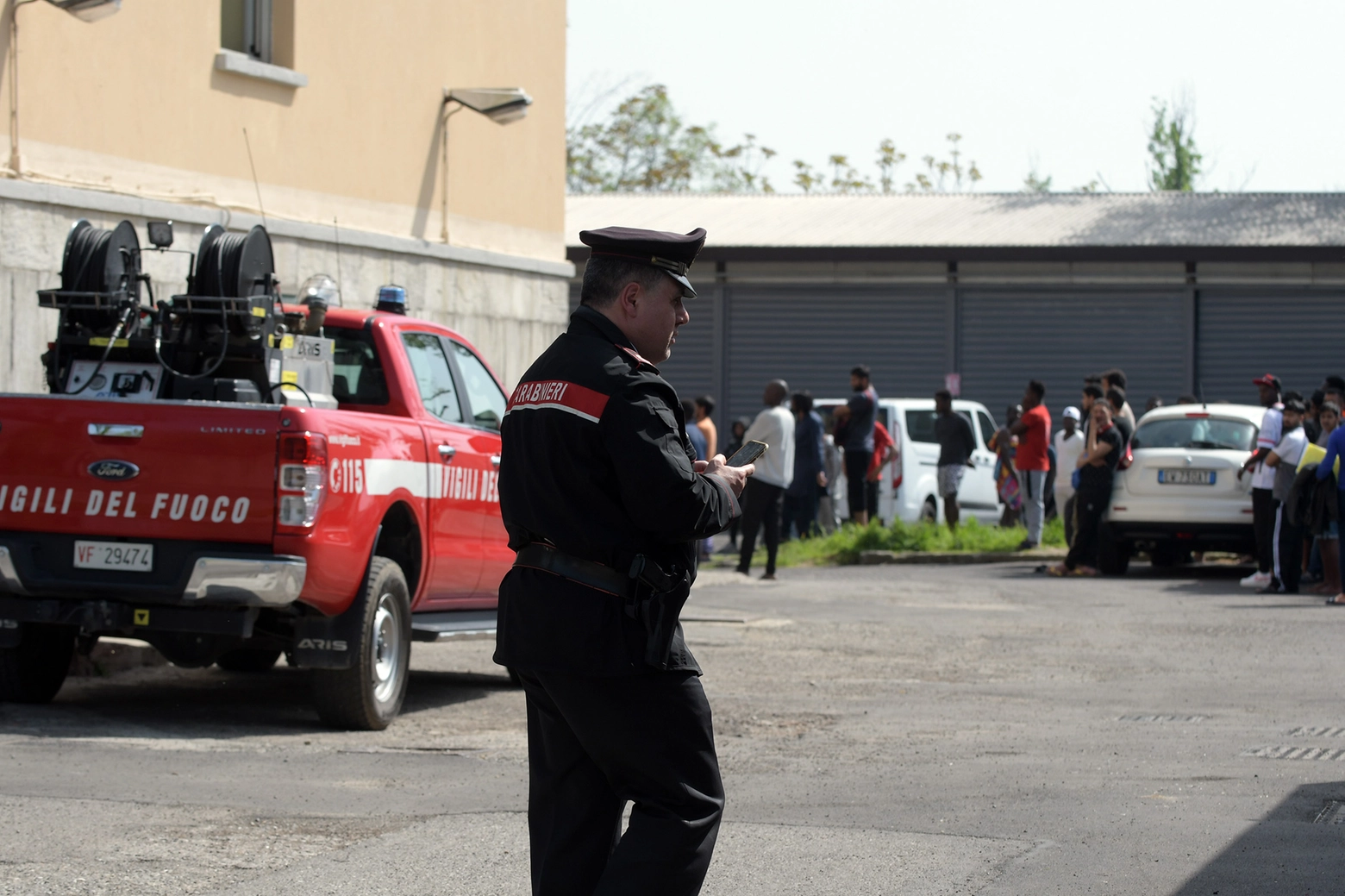 Vigili del fuoco e carabinieri sul luogo dell'incendio (Canali)