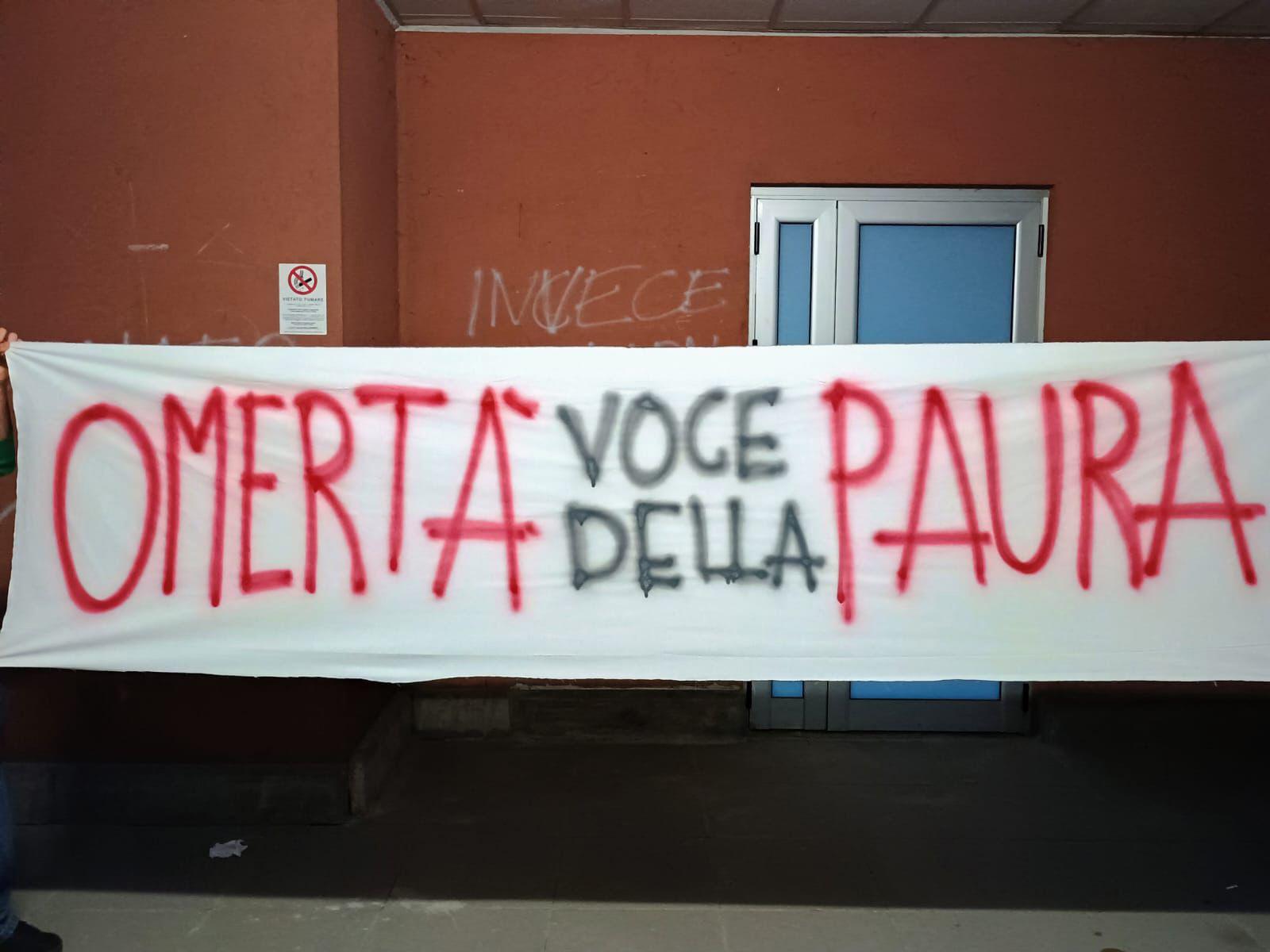 Prof aggredita da uno studente al liceo Parini di Seregno, ragazzi in rivolta: “Troppa omertà, vogliamo risposte”