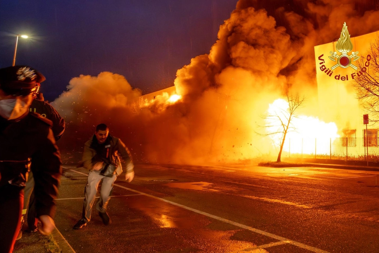 Quasi circoscritto l'incendio in un'azienda nel Milanese