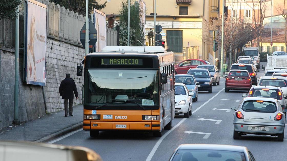 Trovato senza biglietto prende a calci e pugni l’autista dell’autobus