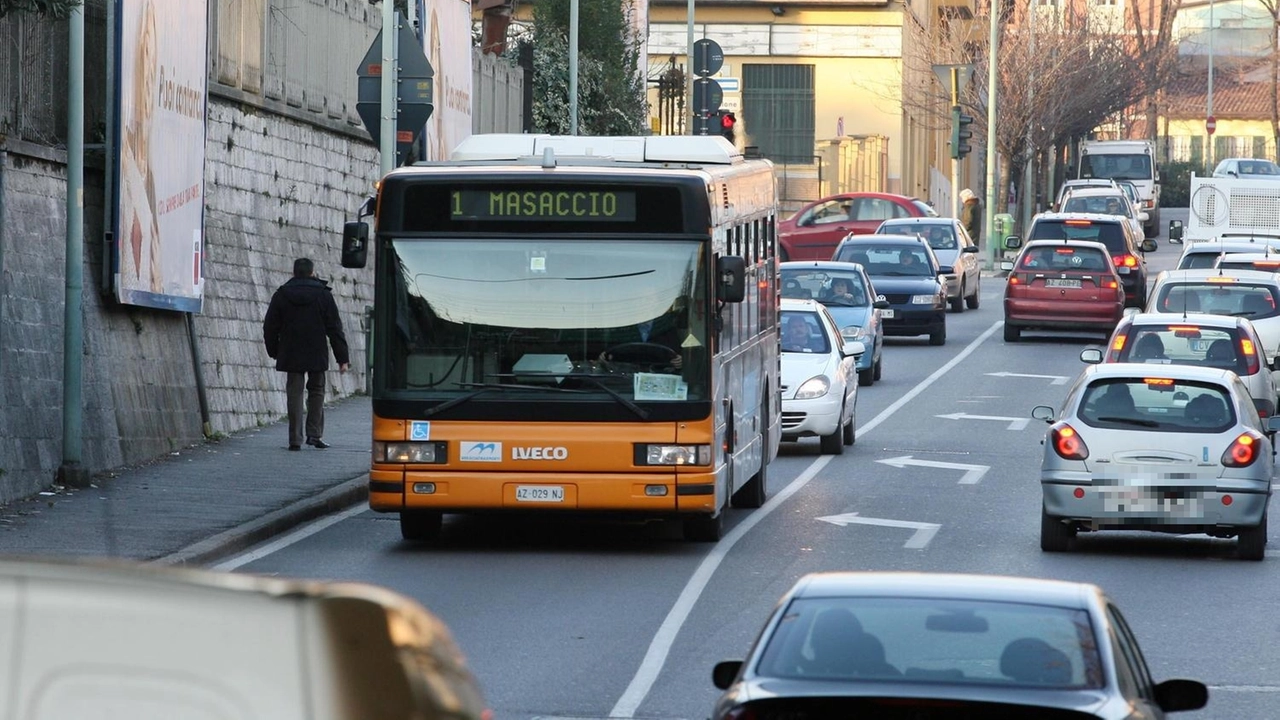 Ha aggredito un controllore e l’autista di un autobus prendendoli la calci e pugni, perché è stato sorpreso senza biglietto