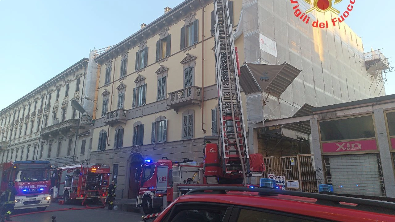 Monza, a fuoco il tetto di una palazzina in via Manzoni