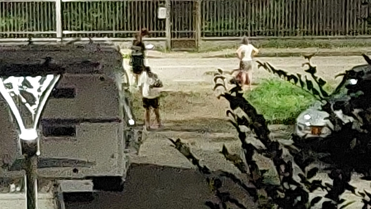 La foto di uno dei cittadini che riprende, nel parcheggio di via Oslavia, l'accampamento abusivo e i camper parcheggiati