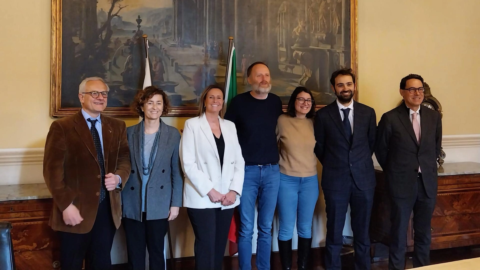 I presenti all'accordo tra comune e teatro tra cui Simona Roveda, presidente Teatro Sociale e il sindaco Alessandro Rapinese