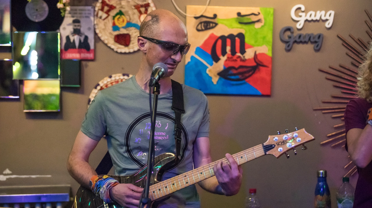 Marco Frattini con la sua chitarra