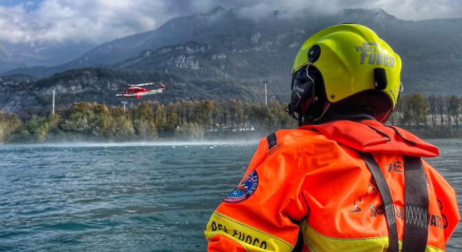 Lecco, alluvionati da soccorrere: i vigili del fuoco si addestrano nel lago di Garlate