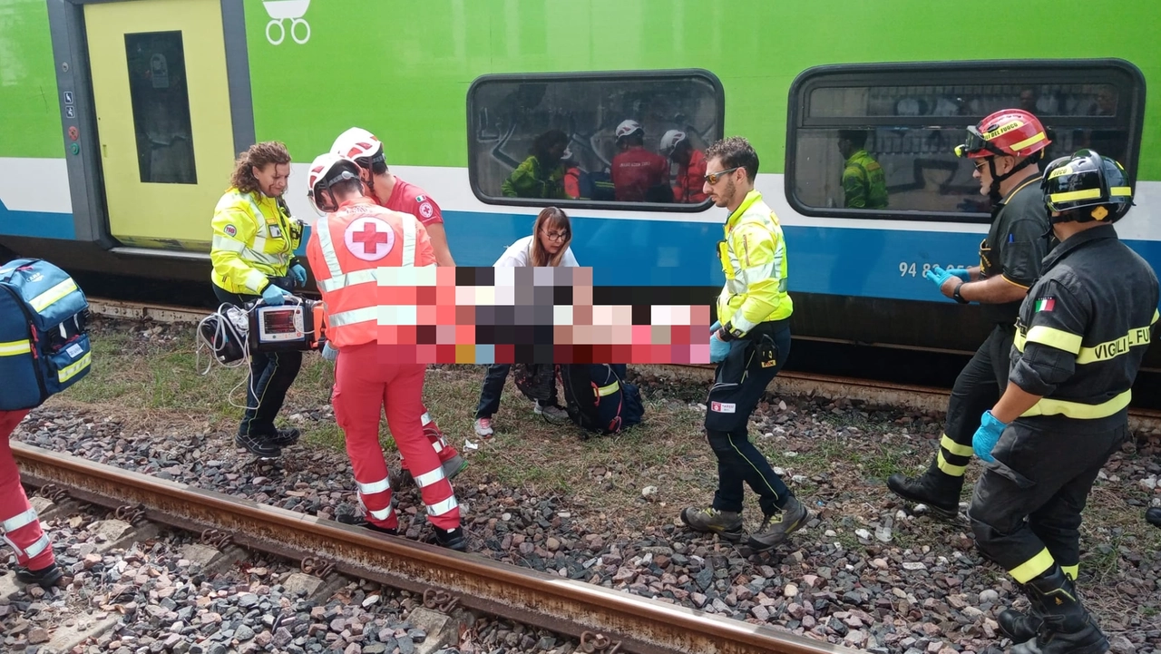 Casbeno, una donna urtata da un trenopoco distante dalla stazione