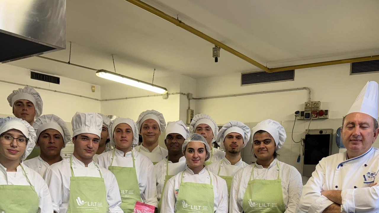 Studenti dell'Ipseoa di Milano imparano a cucinare piatti salutari per la prevenzione del tumore al seno grazie a un progetto con Lilt e Melandri Gaudenzio srl.