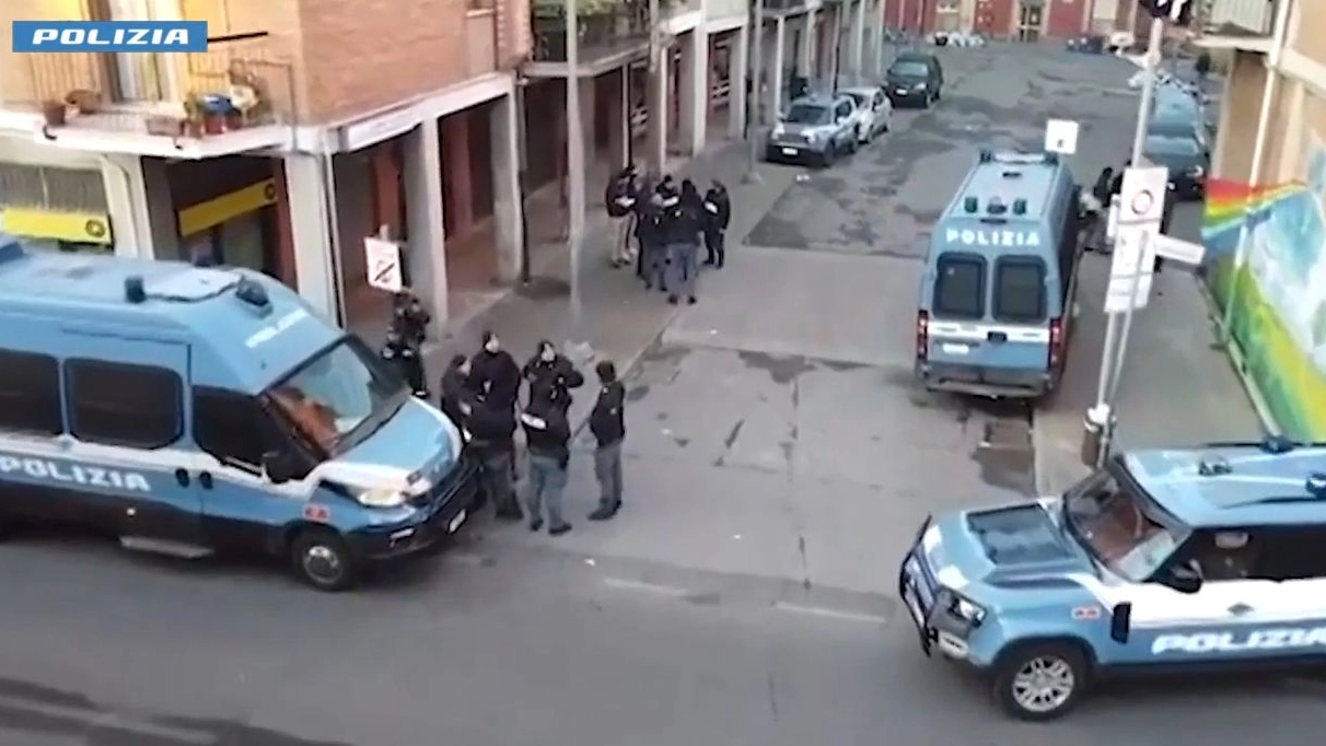 L'operazione della polizia a Milano (Frame video)