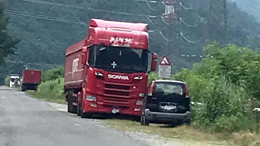 Un tir parcheggiato accanto agli argini Il peso dei mezzi pesanti rende ancora più instabile il terreno