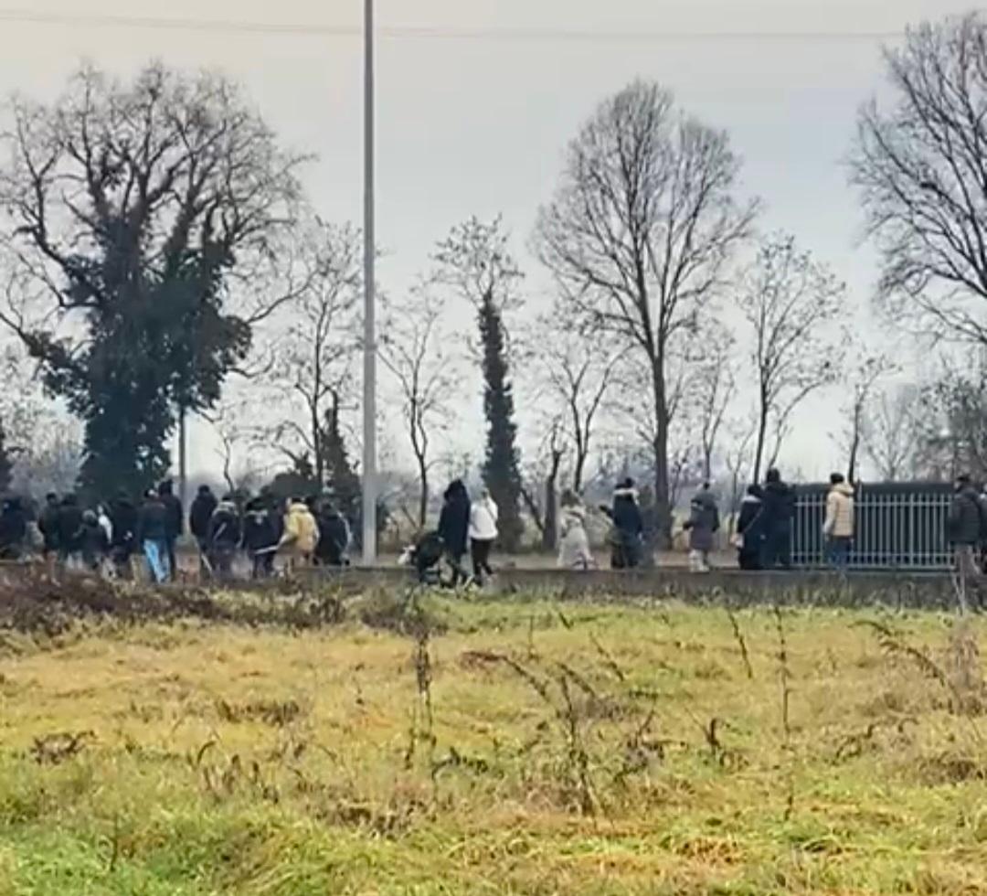 Santo Stefano, in 130 alla camminata per chiedere di non chiudere l’asilo