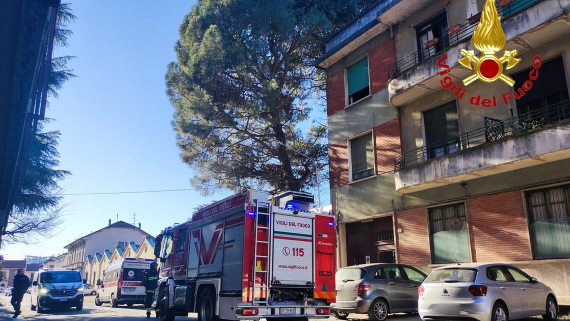 Gallarate, scaldaletto elettrico scatena un incendio: tre persone ferite, fra loro una donna di 85 anni