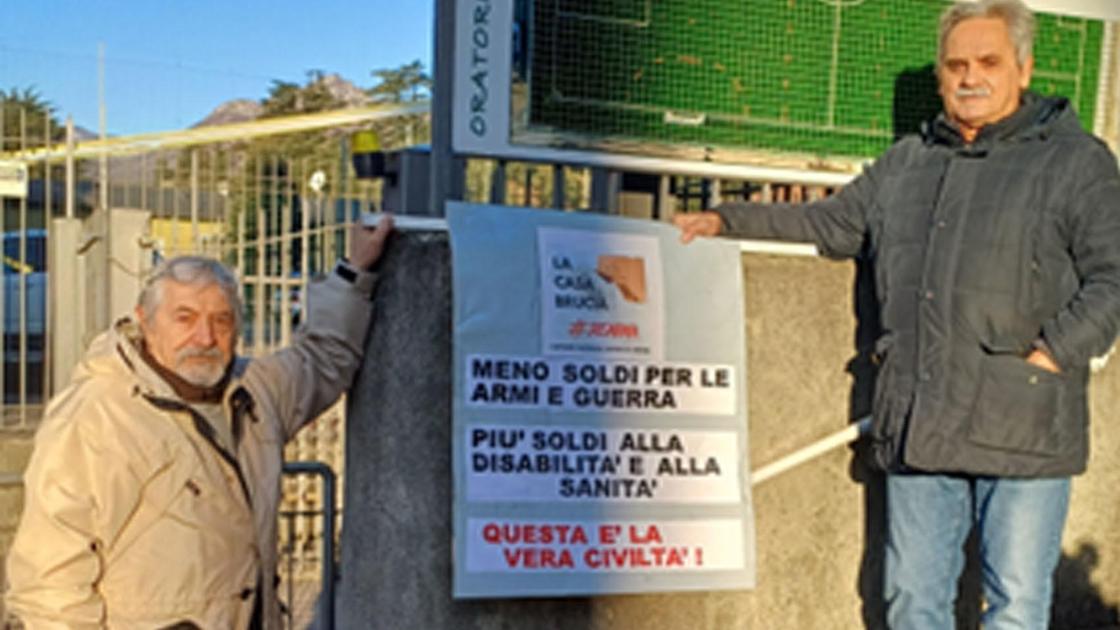 Flash mob contro le spese militari. Pacifisti al docufilm col ministro chiedono fondi per la disabilità