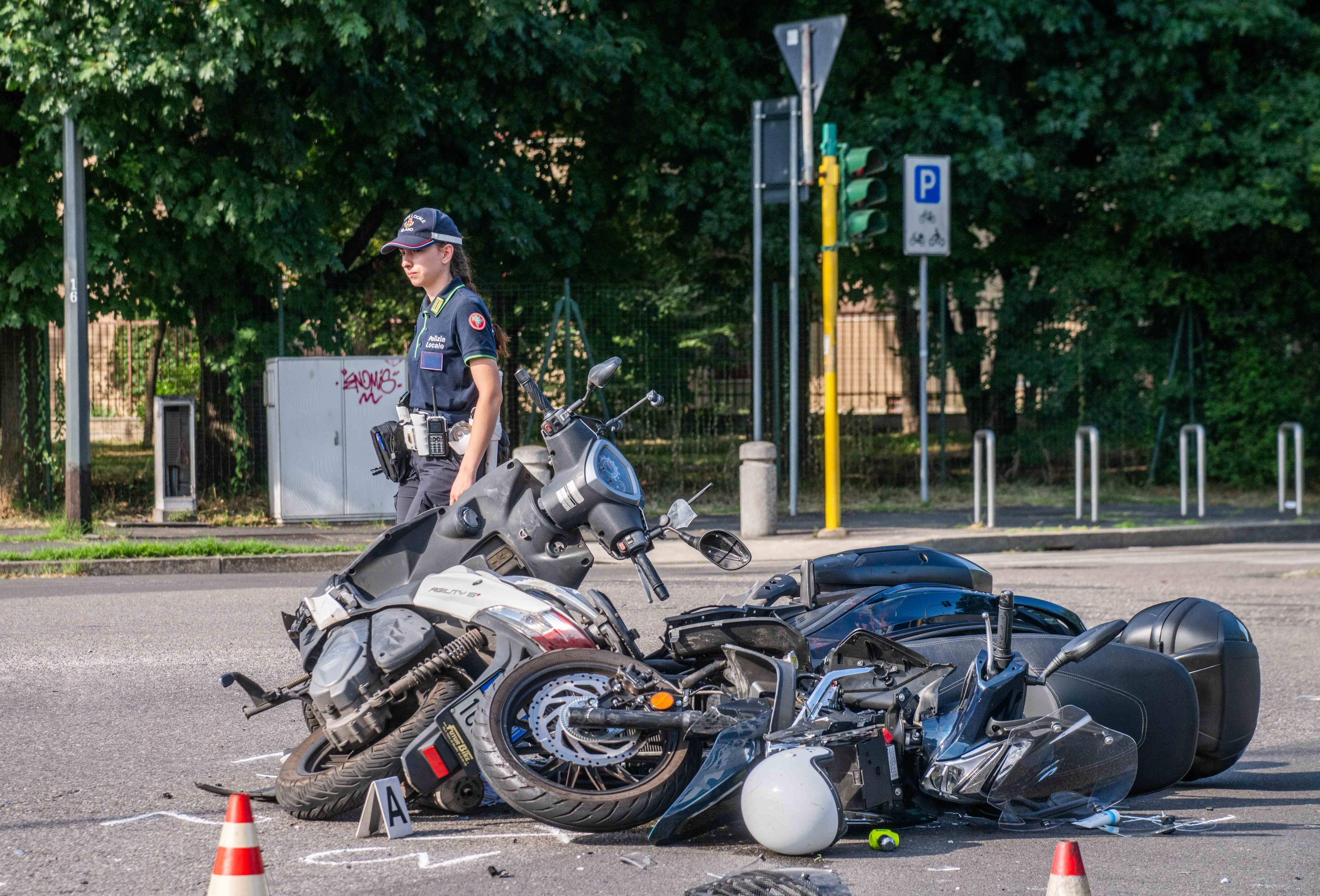 Incidente tra due scooter in via Bisceglie: un motociclista si alza e scappa a piedi, l’altro è grave in ospedale