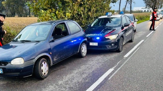 L'auto dei carabinieri tra le due vetture