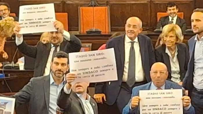 I partiti di centrodestra a Milano replicano alle accuse di tensione durante le sedute del Consiglio comunale da parte della presidente Buscemi. L'opposizione denuncia assenze e mancanza di risposte da parte della giunta su questioni cruciali come lo stadio San Siro.