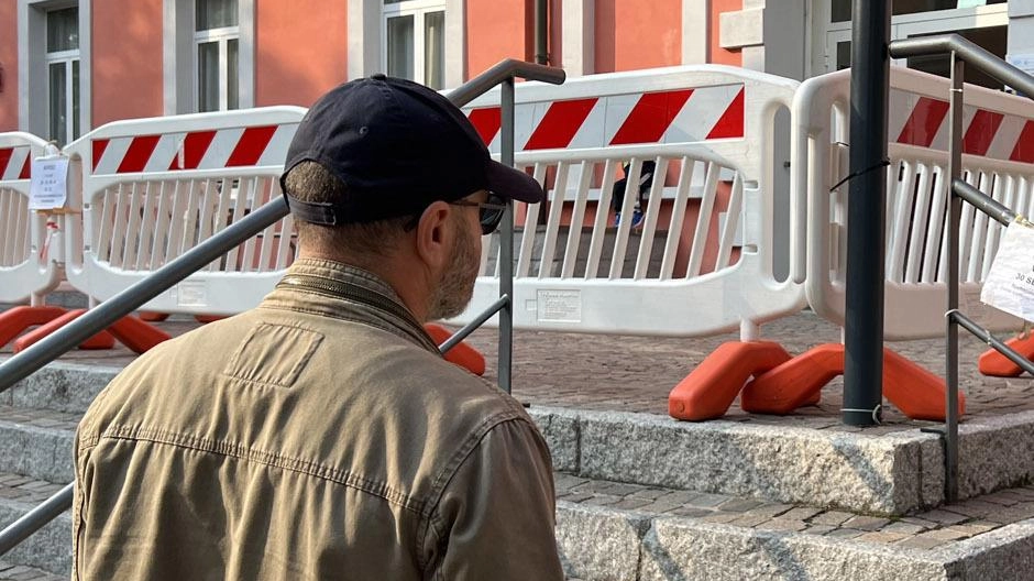 Scala d’ingresso ancora sbarrata alla primaria Sacco e Vanzetti. Da oltre due anni la scalinata d’ingresso è transennata e gli...