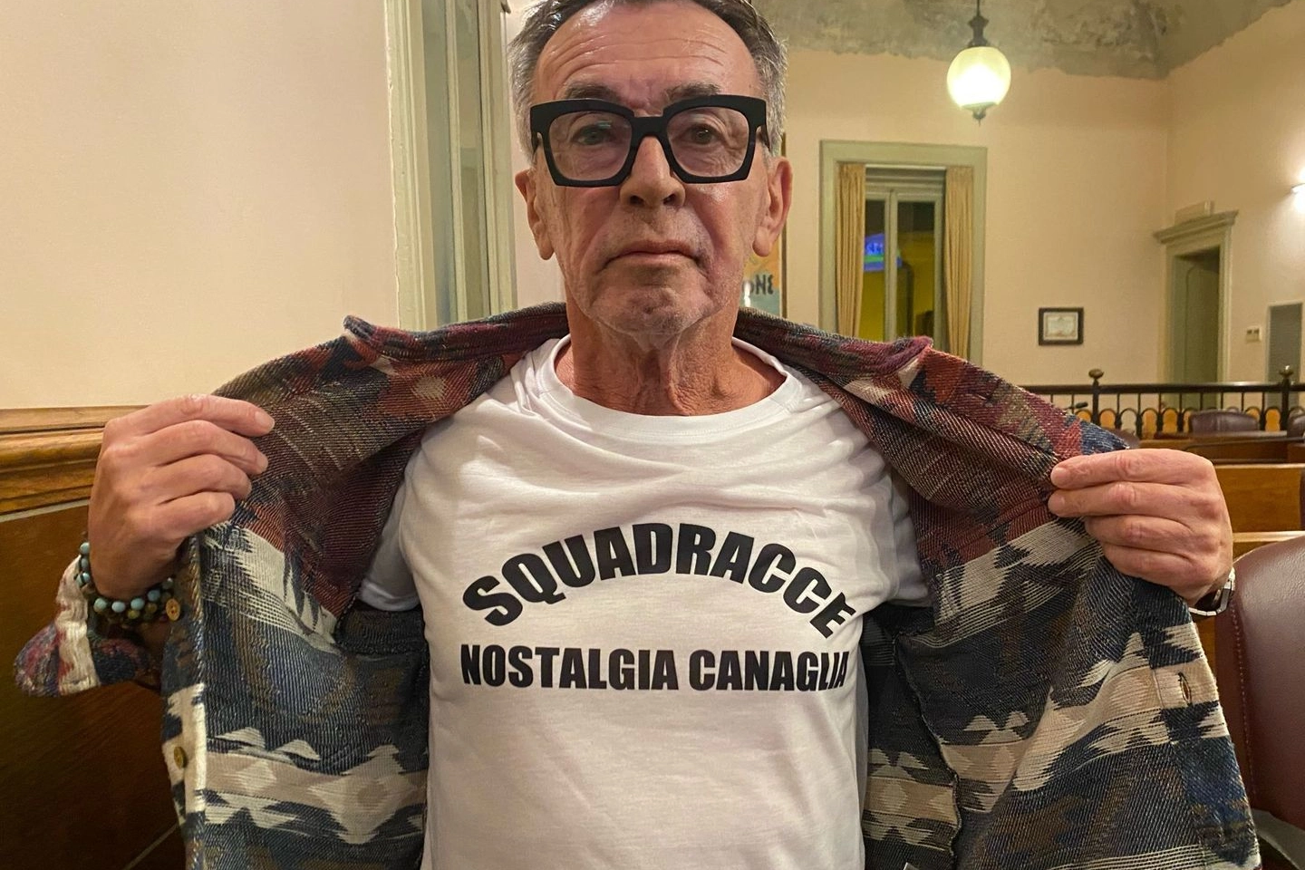Gianmario Invernizzi con la t-shirt provocatoria sfoggiata nell’ultimo Consiglio comunale