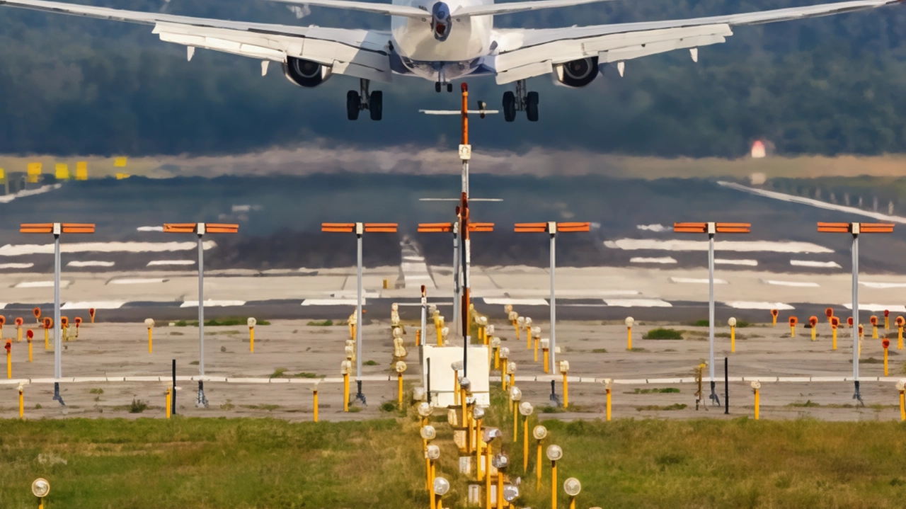 L’aereo aveva più volte sorvolato i cieli della provincia di Vercelli scaricando parte del carburante prima di far ritorno all’aeroporto lombardo