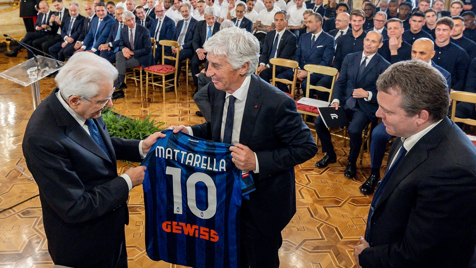 Gian Piero Gasperini consegna una maglia dell'Atalanta al presidente della Repubblica Sergio Mattarella