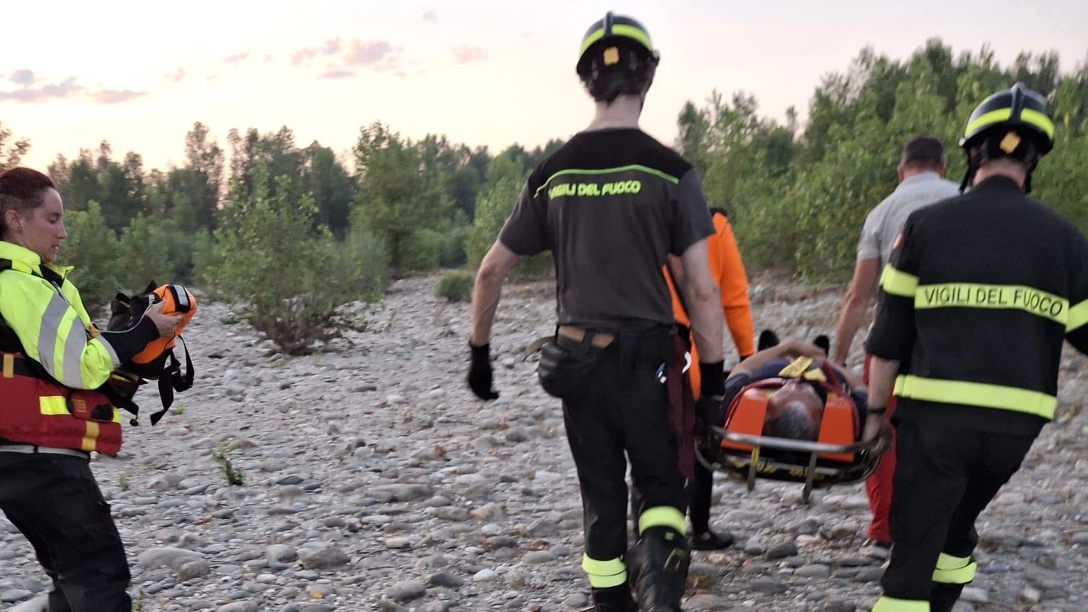 Il salvataggio dell'uomo rimasto bloccato su un isolotto del Ticino a Turbigo