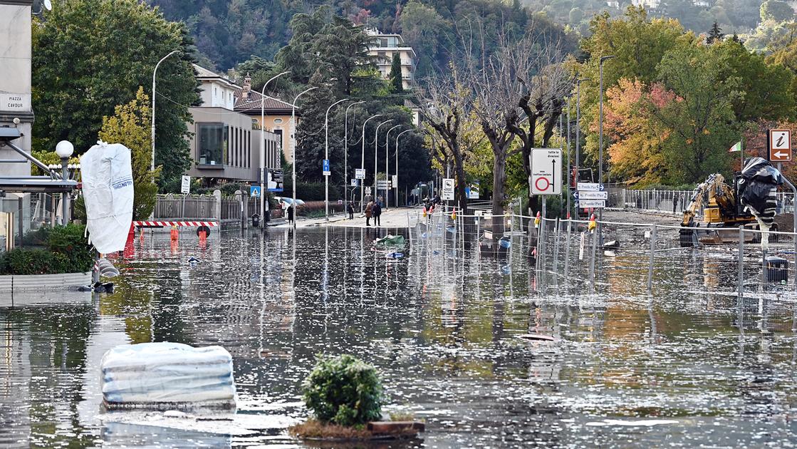 Lago di Como, piazza Cavour è allagata: la beffa delle paratie e i dubbi sul Giro di Lombardia