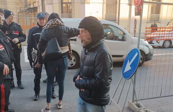 Raid al bar per rapire due gemelline, la mamma le salva dall’aggressore: “Mi guardava come un indemoniato”