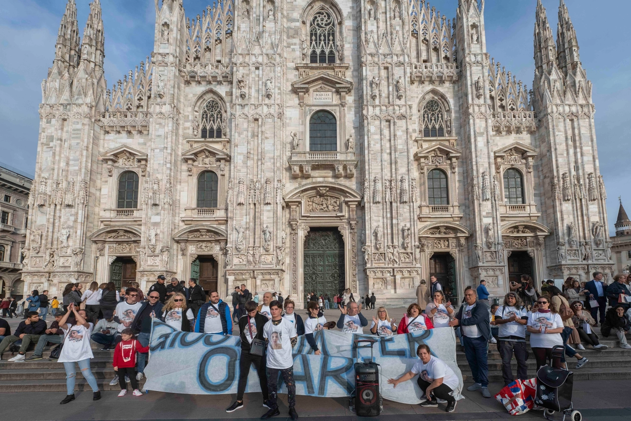 Il presidio davanti al Duomo ha inevitabilmente richiamato l'attenzione di turisti e milanesi