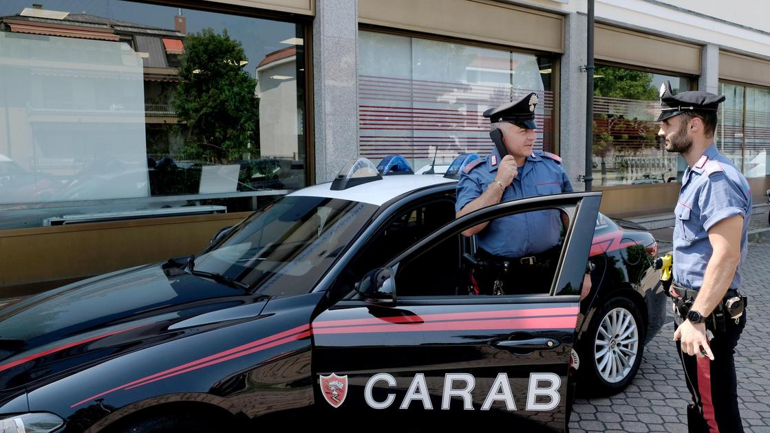 Rapina una farmacia ma un passante lo ferma con un pugno