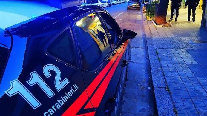 La notte è dei vandali. Altro raid in una via: danni alle auto in sosta