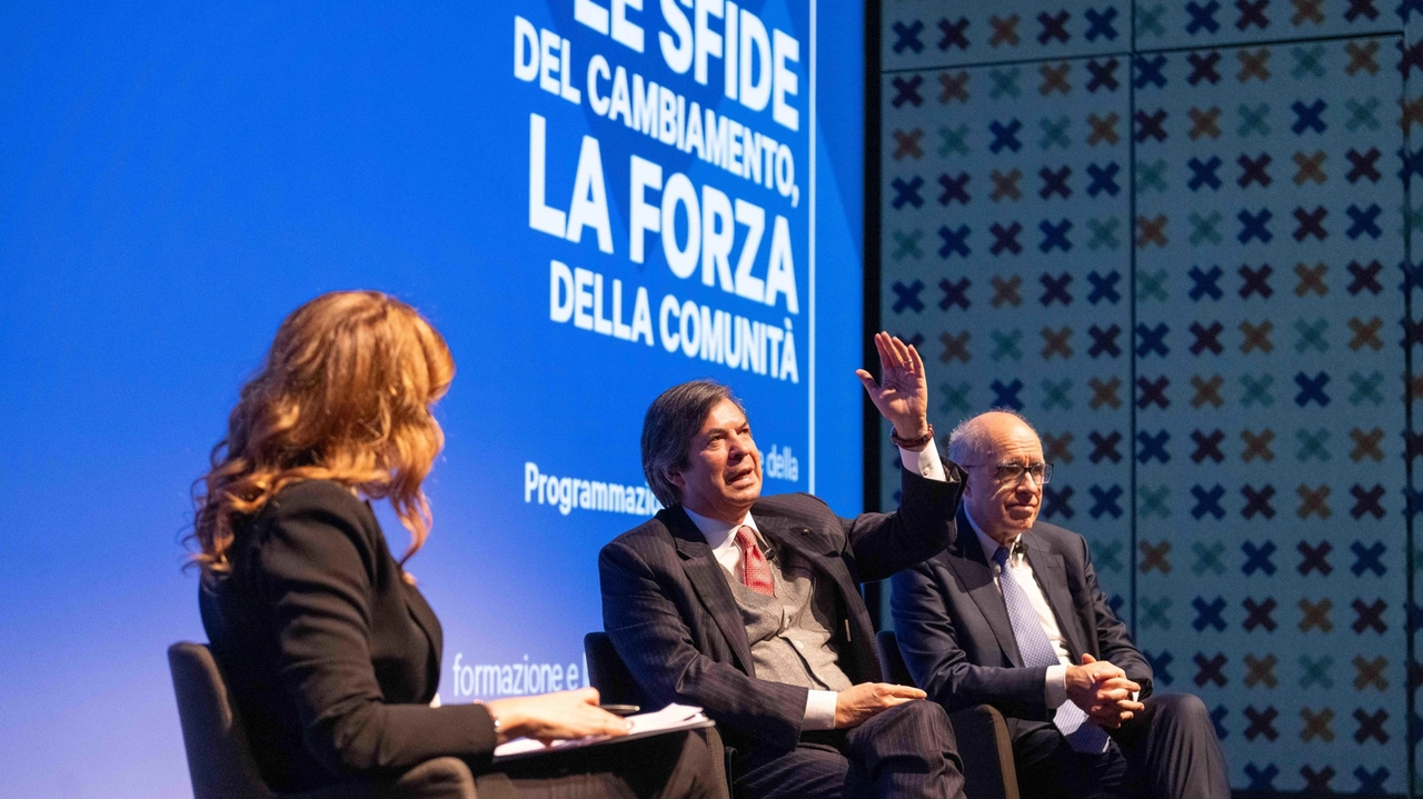 Sul palco Carlo Messina (Intesa Sanpaolo) e Giovanni Azzone (Fondazione Cariplo)