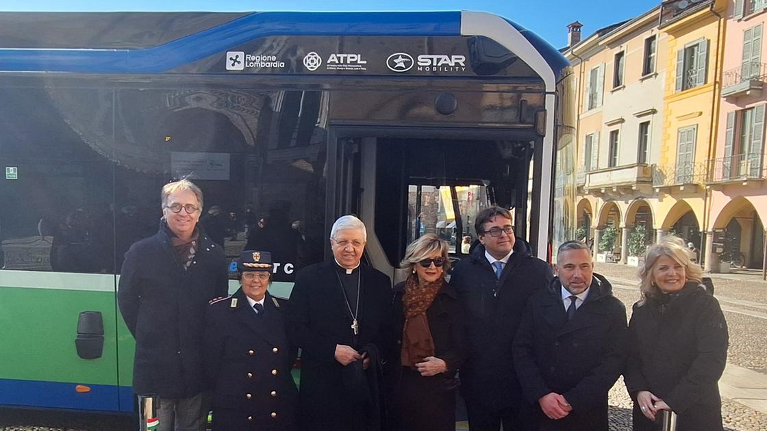 Lodi, inaugurati due bus tutti elettrici: “Tempi rispettati, ora altri diciannove”