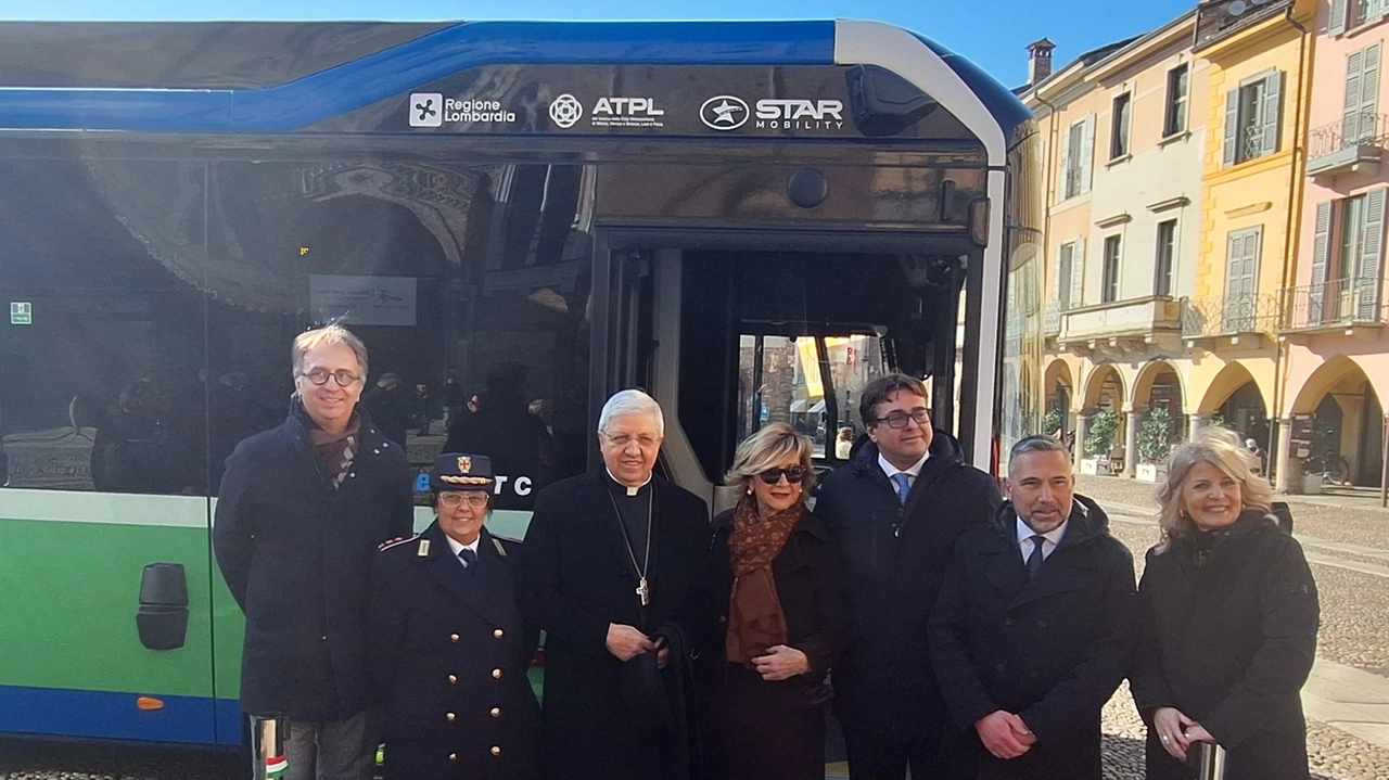 Gli autobus sono lunghi circa undici metri e larghi tre Hanno trentuno posti a sedere e possono accogliere fino a sessantadue persone in piedi