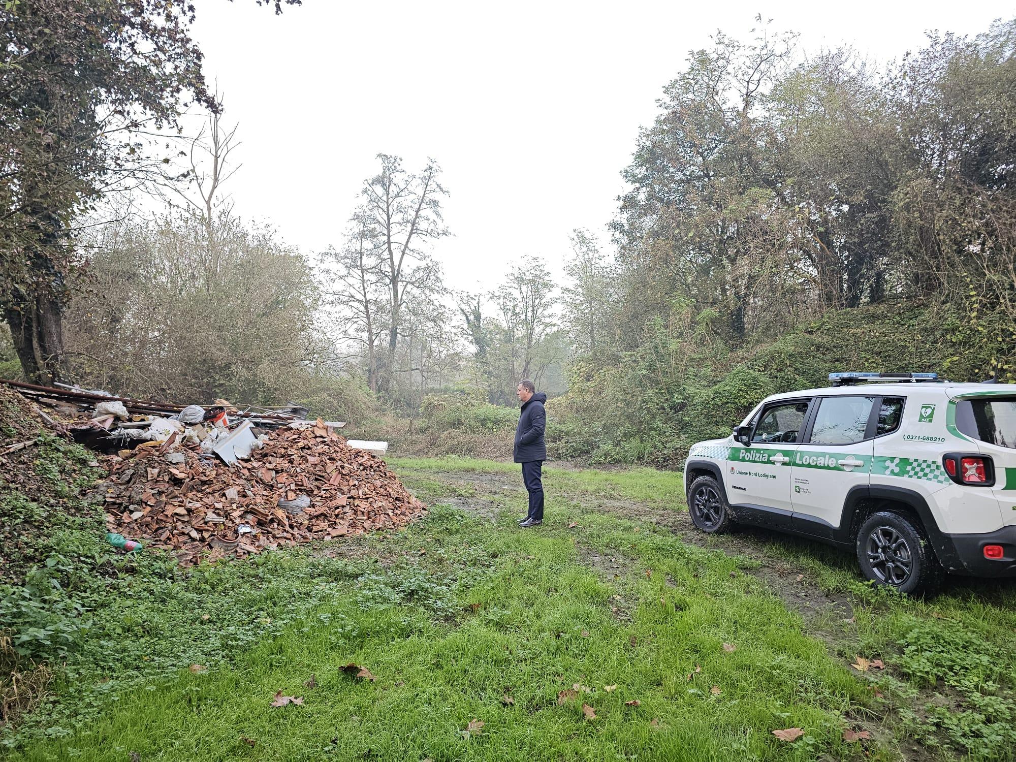 Materiale edile scaricato nel verde: imprenditore denunciato. Perché c’entra lo scontrino dimenticato tra i rifiuti