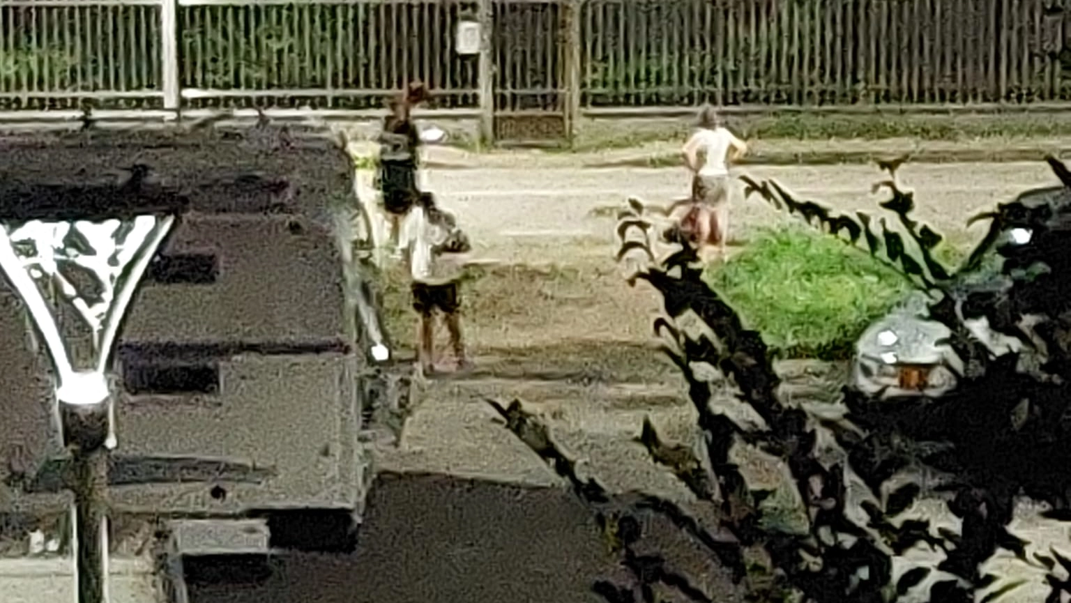 Una quindicina di camper capeggia nel parcheggio della zona di Via Oslavia: bombole di gas, sporcizia e degrado. Ma il Comune dice che sono in regola