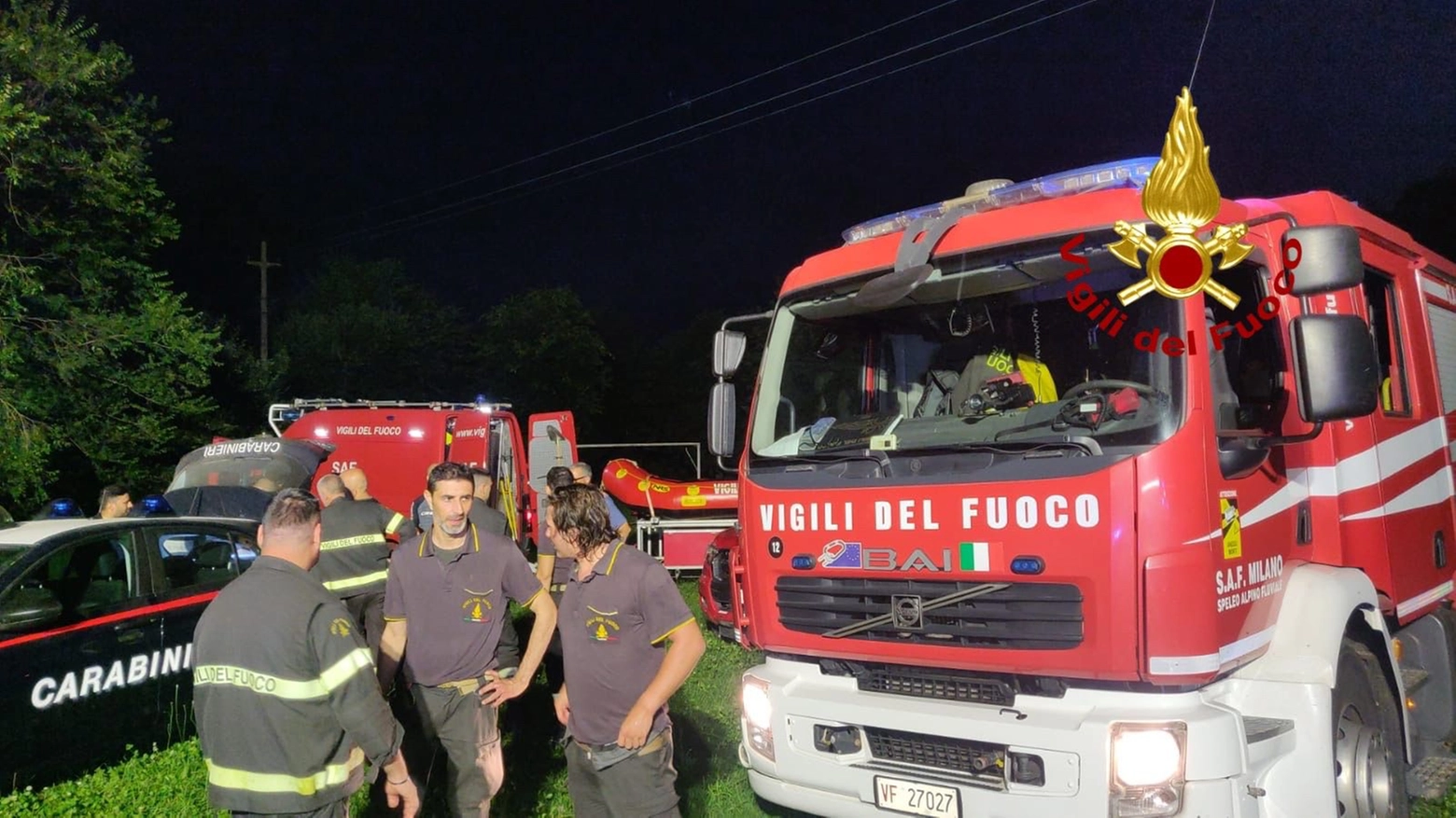 I vigili del fuoco e i carabinieri intervenuti a tarda ora sull'Adda per salvare i tre ragazzi