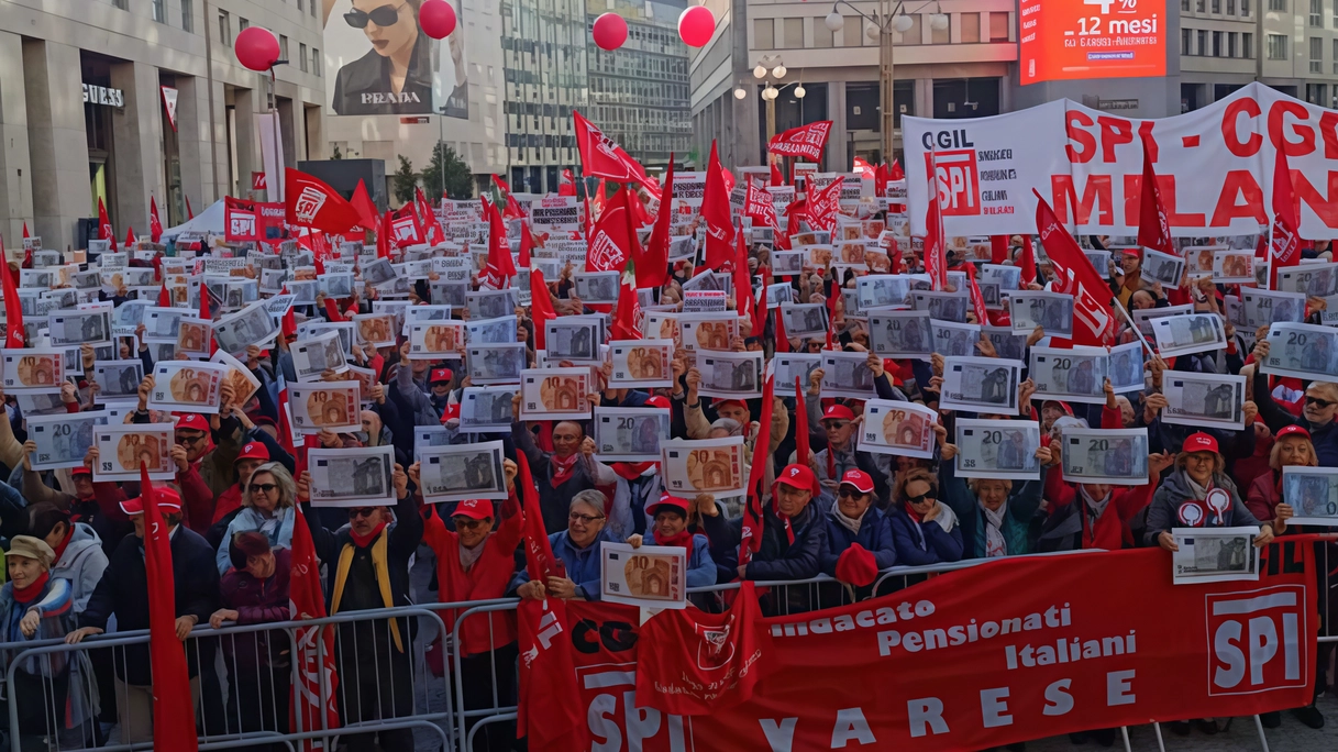 La protesta dei pensionati lombardi a Milano: 3.000 banconote false, simbolo della perdita del potere d’acquisto