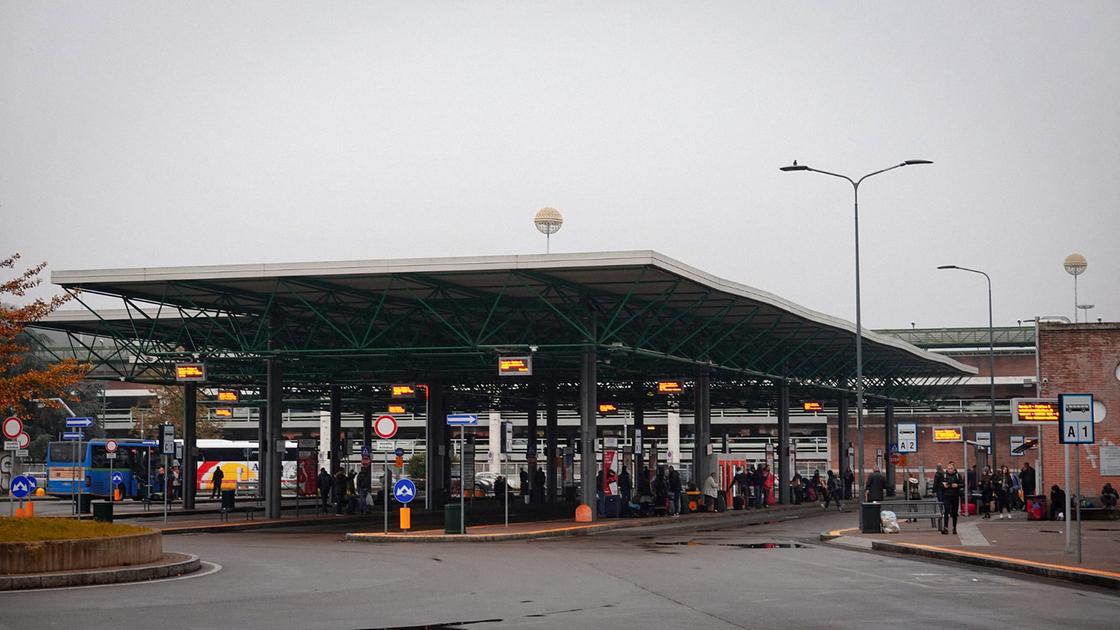 Autisti di bus pagati per trafficare esseri umani a Milano, stazione di Lampugnano hub di migranti: 7 arresti