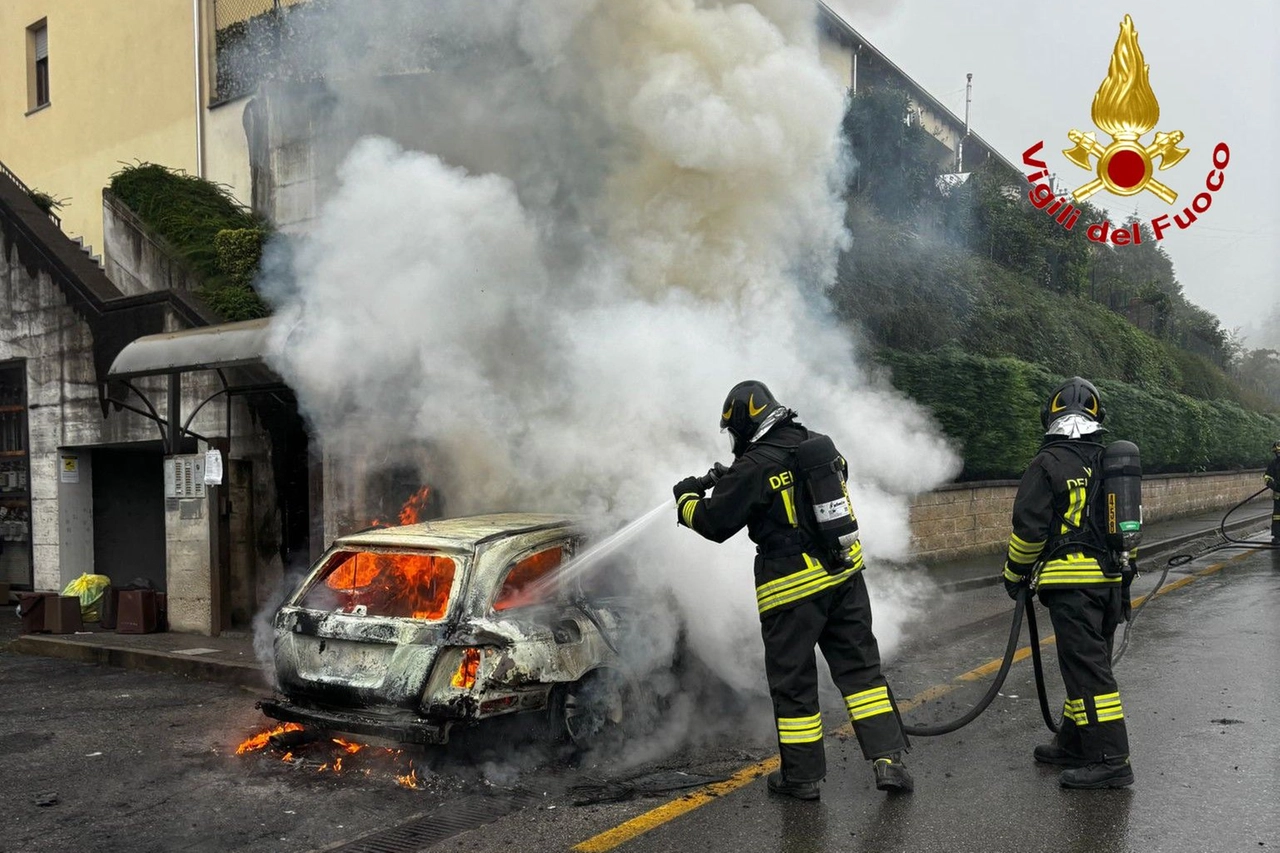 I vigili del fuoco di Luino in azione